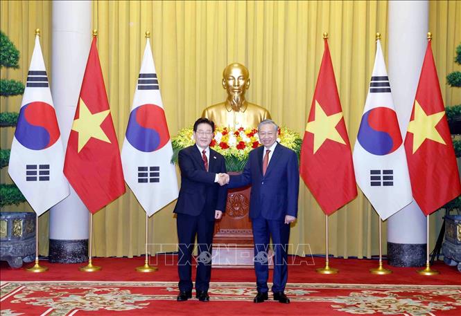 Tổng Bí thư, Chủ tịch nước Tô Lâm và Tổng thống Hàn Quốc Lee Jae Myung chụp ảnh chung. Ảnh: Thống Nhất – TTXVN