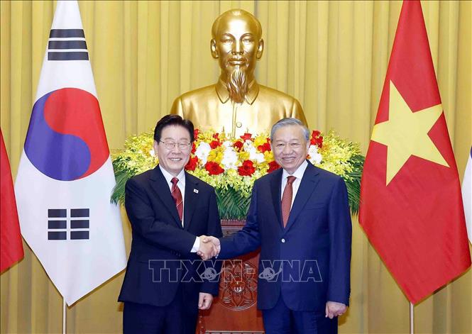 Tổng Bí thư, Chủ tịch nước Tô Lâm và Tổng thống Hàn Quốc Lee Jae Myung chụp ảnh chung. Ảnh: Thống Nhất – TTXVN