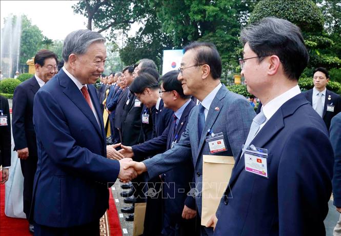 Tổng Bí thư, Chủ tịch nước Tô Lâm với thành viên đoàn Hàn Quốc. Ảnh: Thống Nhất – TTXVN