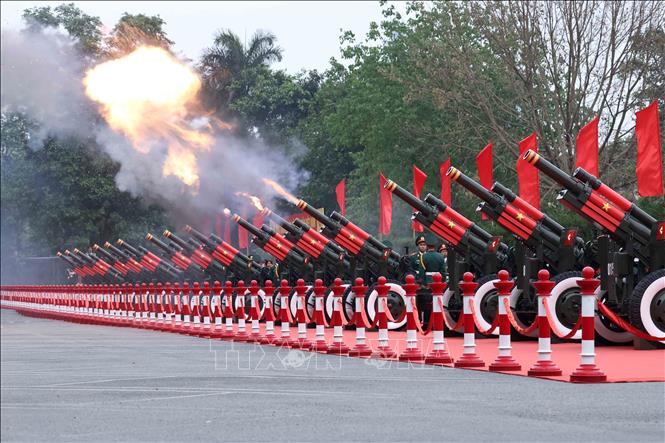 A 21-gun salute is fired to welcome RoK President Lee Jae Myung and his spouse on their state visit to Vietnam. VNA Photo