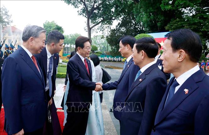Tổng Bí thư, Chủ tịch nước Tô Lâm giới thiệu thành viên đoàn Việt Nam với Tổng thống Hàn Quốc Lee Jae Myung. Ảnh: Thống Nhất – TTXVN