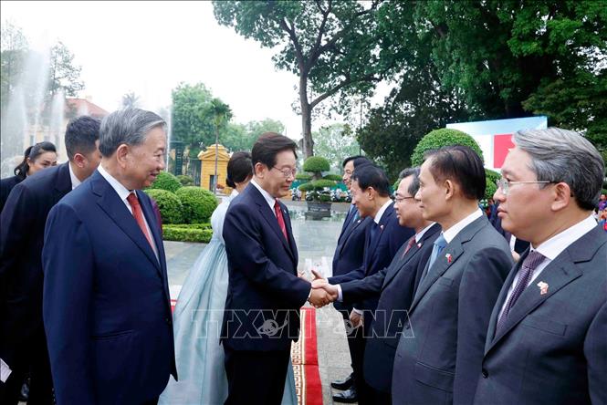 Tổng Bí thư, Chủ tịch nước Tô Lâm giới thiệu thành viên đoàn Việt Nam với Tổng thống Hàn Quốc Lee Jae Myung. Ảnh: Thống Nhất – TTXVN