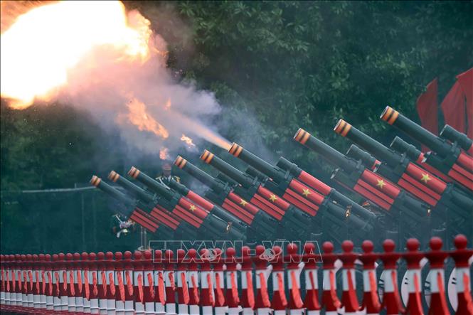 A 21-gun salute is fired to welcome RoK President Lee Jae Myung and his spouse on their state visit to Vietnam. VNA Photo: Thống Nhất