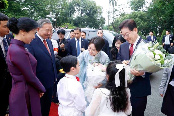 Party General Secretary and President To Lam and his spouse welcome President of the Republic of Korea (RoK) Lee Jae Myung and his spouse. VNA Photo: Thống Nhất