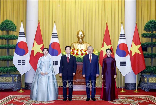 Party General Secretary and President To Lam, his spouse, RoK President Lee Jae Myung and his spouse pose for a group photo. VNA Photo: Thống Nhất