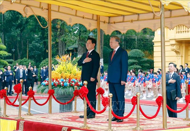 Party General Secretary and President To Lam and RoK President Lee Jae Myung listen to the national anthems of the two countries on the podium of honour. VNA Photo: Thống Nhất