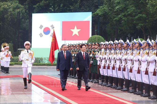 Tổng Bí thư, Chủ tịch nước Tô Lâm và Tổng thống Hàn Quốc Lee Jae Myung duyệt Đội danh dự Quân đội nhân dân Việt Nam. Ảnh: Thống Nhất – TTXVN