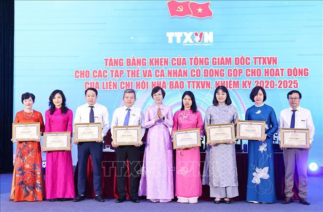 Đồng chí Vũ Việt Trang, Ủy viên Ban Thường vụ Đảng ủy các cơ quan Đảng Trung ương, Bí thư Đảng ủy, Tổng giám đốc TTXVN, Phó trưởng ban Tuyên giáo và Dân vận Trung ương, Chủ tịch Liên chi hội Nhà báo TTXVN trao Bằng khen cho 5 tập thể, 3 cá nhân. Ảnh: Minh Đức - TTXVN