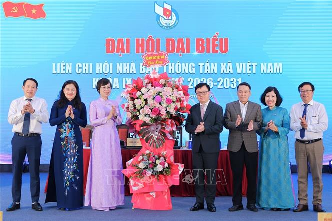 Đồng chí Lê Quốc Minh, Ủy viên Trung ương Đảng, Phó Trưởng Ban Tuyên giáo và Dân vận Trung ương, Tổng Biên tập báo Nhân Dân, Chủ tịch Hội Nhà báo Việt Nam tặng hoa chúc mừng Đại hội. Ảnh: Lê Đông - TTXVN