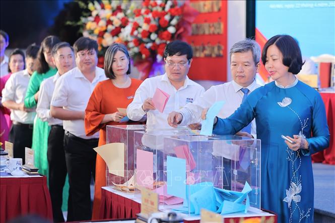 Các đại biểu bỏ phiếu. Ảnh: Lê Đông - TTXVN