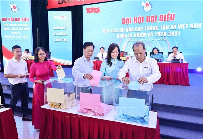 Các đại biểu bỏ phiếu bầu cử. Ảnh: Minh Đức - TTXVN