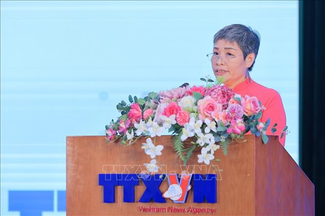 Nhà báo Đặng Hồ Phương, đại diện Chi hội nhà báo Ban biên tập tin Thế giới trình bày tham luận. Ảnh: Lê Đông - TTXVN