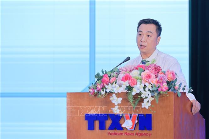 Nhà báo Nguyễn Quang Vũ, đại diện Chi hội nhà báo Trung tâm Nội dung số và truyền thông trình bày tham luận. Ảnh: Lê Đông - TTXVN