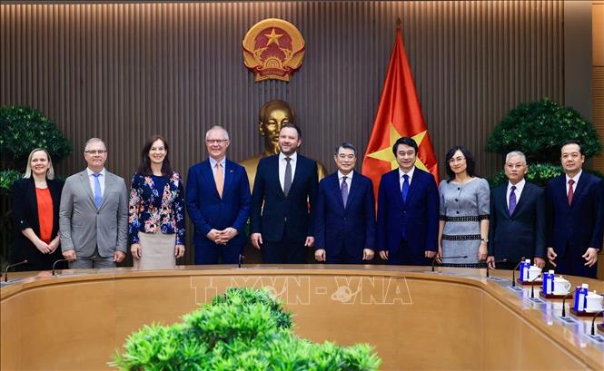 Thủ tướng Lê Minh Hưng và Bộ trưởng Ngoại giao Estonia Margus Tsahkna cùng thành viên đoàn hai nước. Ảnh: Dương Giang – TTXVN