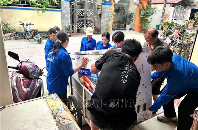 Qua 2 đợt triển khai, đã có khoảng 100 lượt Đoàn viên thanh niên xã Như Quỳnh, sinh viên Đại học Kinh tế - Quản trị kinh doanh và cán bộ, chiến sỹ Tiểu đoàn Cảnh sát cơ động số 3 tham gia hỗ trợ người dân vận chuyển đồ đạc, bàn giao mặt bằng. Ảnh: Thu Hoài - TTXVN 