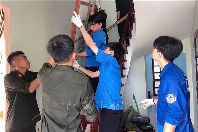 Đoàn Thanh niên xã Như Quỳnh cùng sinh viên Đại học Kinh tế - Quản trị kinh doanh và cán bộ, chiến sỹ Tiểu đoàn Cảnh sát cơ động số 3 hỗ trợ người dân xã Như Quỳnh vận chuyển đồ đạc, bàn giao mặt bằng. Ảnh: Thu Hoài - TTXVN 