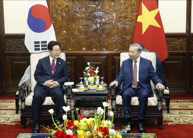 Tổng Bí thư, Chủ tịch nước Tô Lâm và Tổng thống Hàn Quốc Lee Jae Myung gặp hẹp. Ảnh: Thống Nhất – TTXVN