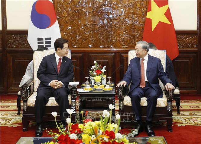 Tổng Bí thư, Chủ tịch nước Tô Lâm và Tổng thống Hàn Quốc Lee Jae Myung gặp hẹp. Ảnh: Thống Nhất – TTXVN