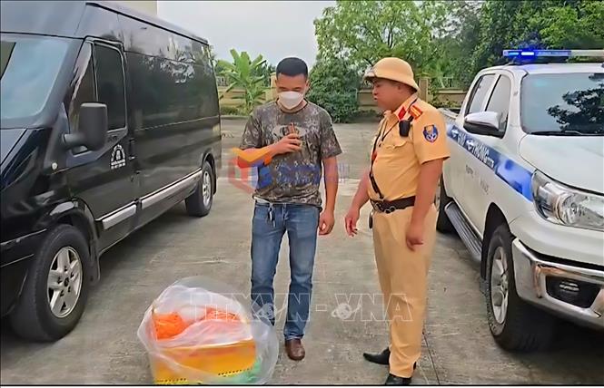 Tang vật 150kg trứng gà non đựng trong các túi nilon và thùng xốp dán nhãn mác nước ngoài bị lực lượng chức năng thu giữ để xác minh, xử lý. Ảnh: TTXVN phát 