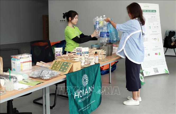 Người dân mang rác thải đến đổi quà tại chương trình Green in Action – Hành động vì Trái đất xanh của Hoiana. Ảnh: Trần Tĩnh - TTXVN