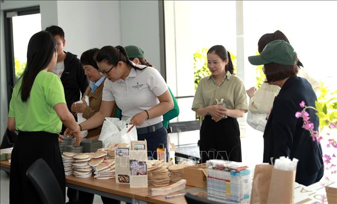 Người dân nhận quà lưu niệm thông qua thu gom rác thải. Ảnh: Trần Tĩnh - TTXVN