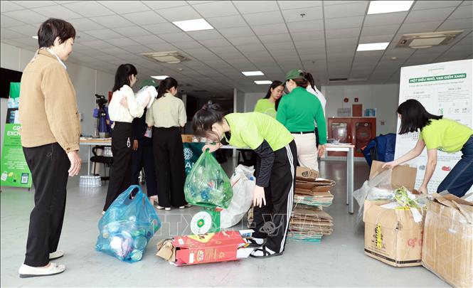 Người dân mang rác thải đến đổi quà tại chương trình Green in Action – Hành động vì Trái đất xanh của Hoiana. Ảnh: Trần Tĩnh - TTXVN