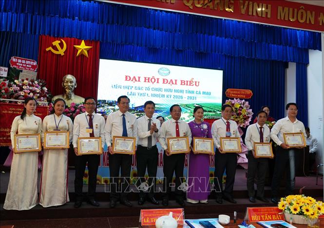 Lãnh đạo Liên hiệp các tổ chức hữu nghị Việt Nam trao kỷ niệm chương cho cá nhân có thành tích. Ảnh: Trung Hiếu - TTXVN  