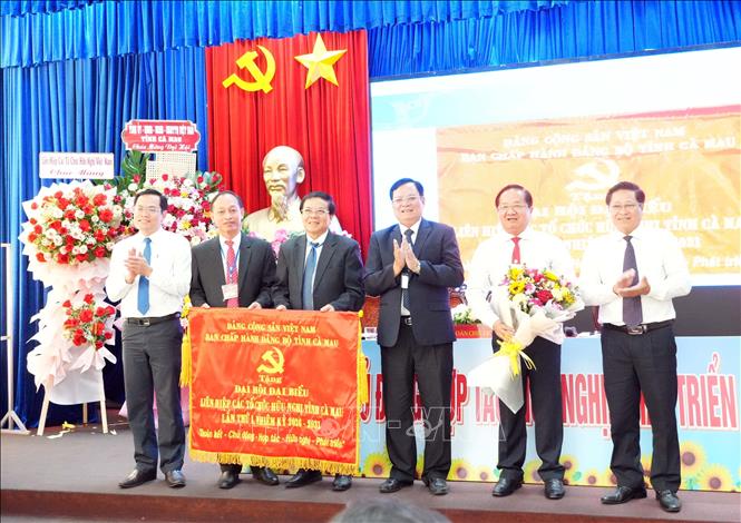 Tỉnh ủy Cà Mau tặng bức trướng cho đại hội. Ảnh: Trung Hiếu - TTXVN  