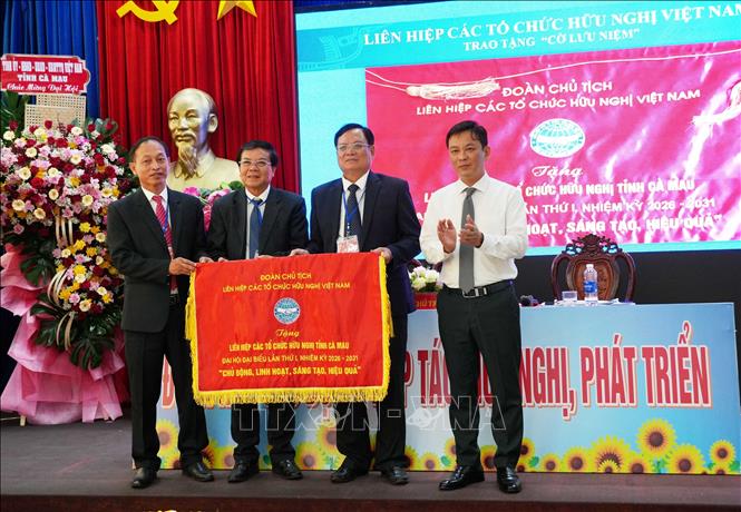 Liên hiệp các Tổ chức hữu nghị Việt Nam tặng bức trướng cho đại hội. Ảnh: Trung Hiếu. TTXVN