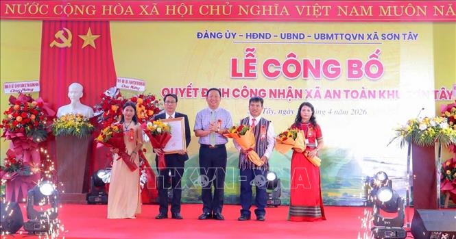 Phó Chủ tịch UBND tỉnh Quảng Ngãi Nguyễn Công Hoàng trao Quyết định cho lãnh đạo xã Sơn Tây. Ảnh: TTXVN phát