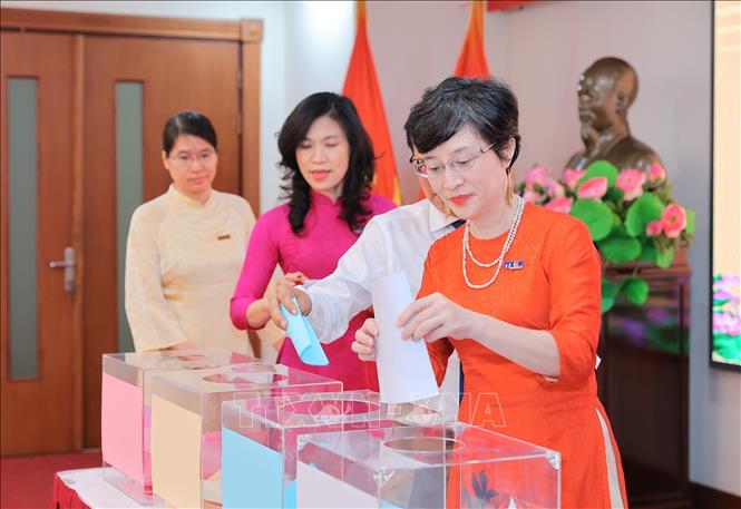 Các đại biểu bỏ phiếu bầu Ban thường vụ nhiệm kỳ mới. Ảnh: Lê Đông - TTXVN 