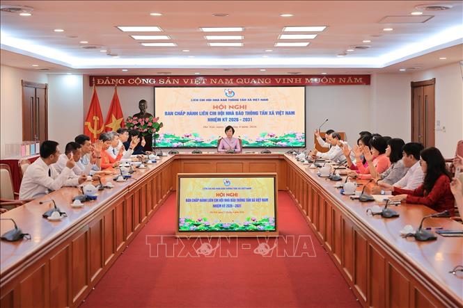 Ban chấp hành mới biểu quyết thông qua Đề án Ban thường vụ nhiệm kỳ mới. Ảnh: Lê Đông - TTXVN