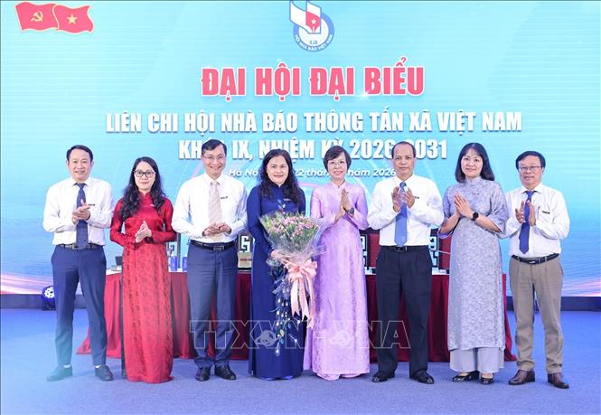Đồng chí Vũ Việt Trang, Ủy viên Ban Thường vụ Đảng ủy các cơ quan Đảng Trung ương, Bí thư Đảng ủy, Tổng giám đốc TTXVN, Phó trưởng ban Tuyên giáo và Dân vận Trung ương, Chủ tịch Liên chi hội nhà báo tặng hoa chúc mừng Ban Thường vụ cùng các đồng chí tân Chủ tịch và Trưởng ban kiểm tra mới ra mắt Đại hội. Ảnh: Minh Đức - TTXVN