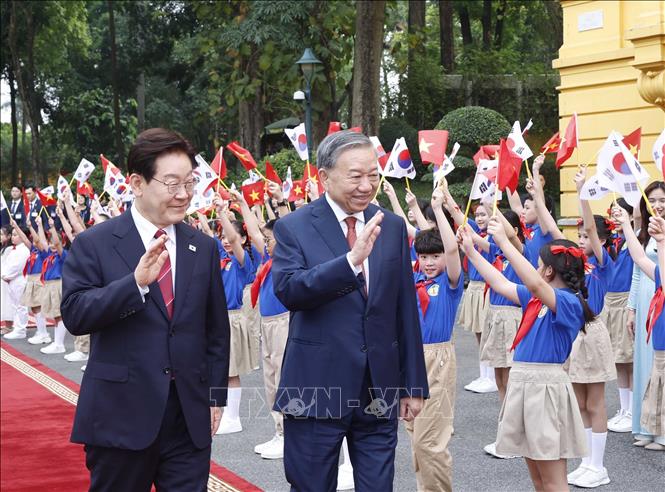 Tổng Bí thư, Chủ tịch nước Tô Lâm và Tổng thống Đại Hàn Dân Quốc Lee Jae Myung tại lễ đón. Ảnh: Thống Nhất – TTXVN