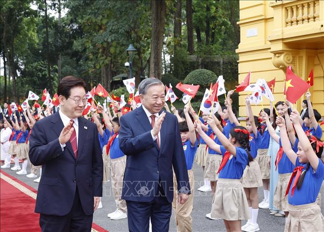 Tổng Bí thư, Chủ tịch nước Tô Lâm và Tổng thống Đại Hàn Dân Quốc Lee Jae Myung tại lễ đón. Ảnh: Thống Nhất – TTXVN
