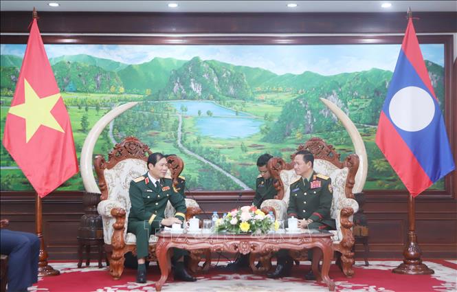 Đại tướng Nguyễn Tân Cương (trái) hội kiến Bộ trưởng Bộ Quốc phòng Lào Khamlieng Outhakaysone. Ảnh: Xuân Tú - PV TTXVN tại Lào