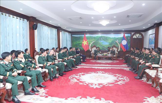 Bộ trưởng Bộ Quốc phòng Lào Khamlieng Outhakaysone tiếp Đại tướng Nguyễn Tân Cương và Đoàn đại biểu Quân đội nhân dân Việt Nam. Ảnh: Xuân Tú - PV TTXVN tại Lào