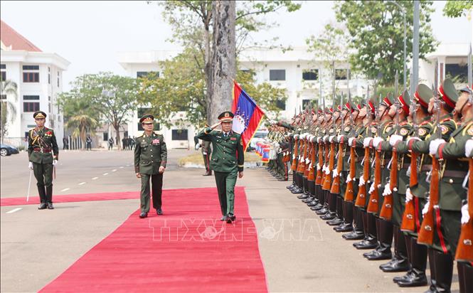 Đại tướng Nguyễn Tân Cương duyệt đội danh dự tại Lễ đón chính thức. Ảnh: Xuân Tú - PV TTXVN tại Lào