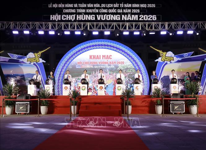 Lãnh đạo Bộ Công thương, lãnh đạo tỉnh Phú Thọ cùng đại biểu thực hiện nghi thức bấm nút khai mạc Hội chợ Hùng Vương năm 2026. Ảnh: Hoàng Hùng – TTXVN 