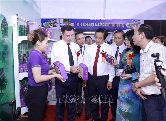 Các đại biểu tham quan gian hàng tại Hội chợ Hùng Vương năm 2026. Ảnh: Hoàng Hùng – TTXVN 