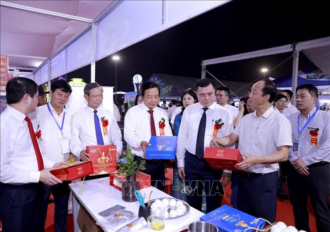 Lãnh đạo Bộ Công thương, lãnh đạo tỉnh Phú tham quan gian hàng tại Hội chợ Hùng Vương năm 2026. Ảnh: Hoàng Hùng – TTXVN 