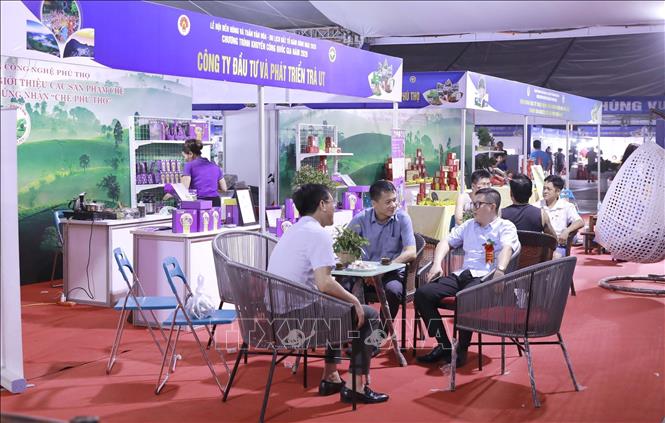 Gian trưng bày, giới thiệu sản phẩm chè tại Hội chợ Hùng Vương năm 2026. Ảnh: Hoàng Hùng – TTXVN 