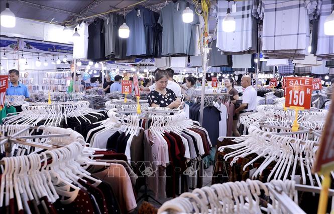 Người dân tham quan, mua sắm tại gian hàng thời trang tại Hội chợ Hùng Vương năm 2026. Ảnh: Hoàng Hùng – TTXVN