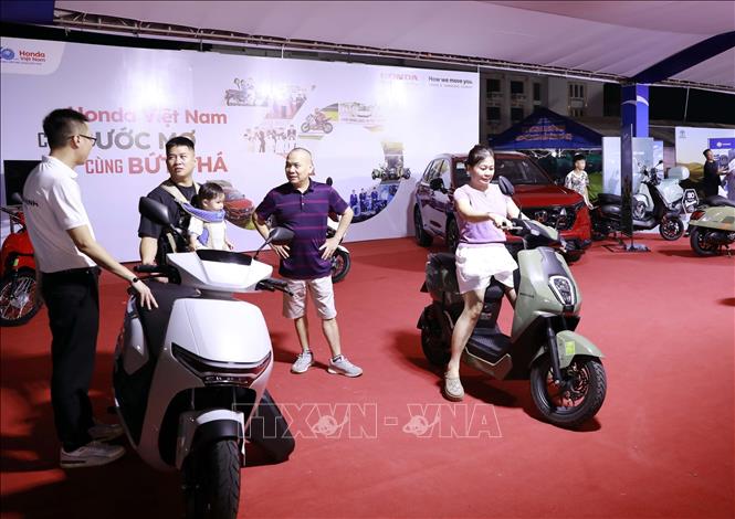 Người dân tham quan tìm hiểu sản phẩm xe máy, ô tô tại Hội chợ Hùng Vương năm 2026. Ảnh: Hoàng Hùng – TTXVN