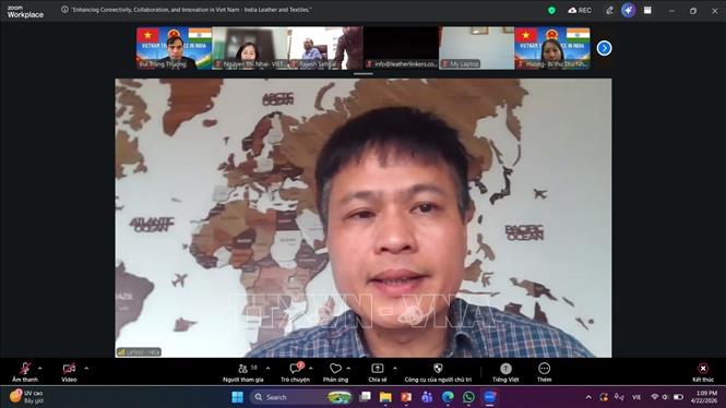 Ông Dương Phong Hòa, Phó Viện trưởng Viện Đổi mới và Công nghệ thuộc Hiệp hội da giày, túi xách Việt Nam, giới thiệu Triển lãm Quốc tế Da giày và Sản phẩm da lần thứ 26. Ảnh: Ngọc Thúy - P/v TTXVN tại Ấn Độ