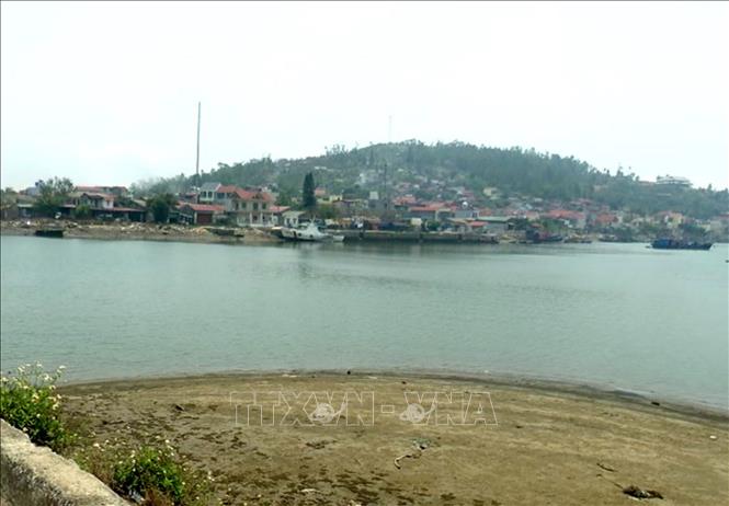 Cảng cá Lạch bạng, phường Hải Bình, Thanh Hóa bị bồi lắng luồng lạch, khiến tàu thuyền gặp khó khi ra vào bến. Ảnh: Nguyễn Nam-TTXVN