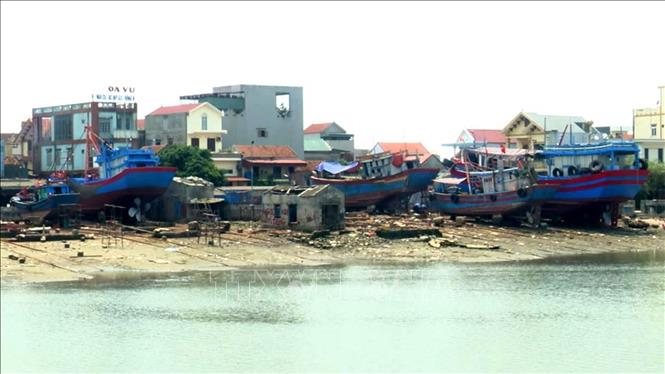 Cảng cá Lạch bạng, phường Hải Bình, Thanh Hóa bị bồi lắng luồng lạch, khiến tàu thuyền gặp khó khi ra vào bến. Ảnh: Nguyễn Nam-TTXVN