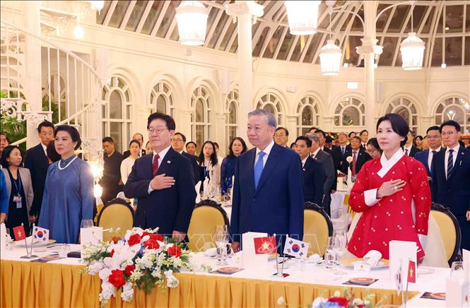 Tổng Bí thư, Chủ tịch nước Tô Lâm và Phu nhân cùng Tổng thống Hàn Quốc Lee Jae Myung và Phu nhân thực hiện nghi lễ chào cờ. Ảnh: Phạm Kiên - TTXVN