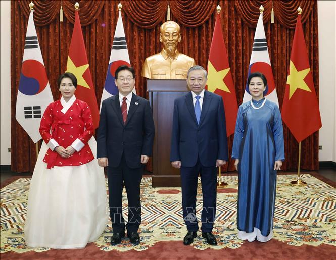 Party General Secretary and State President To Lam, RoK President Lee Jae Myung and their spouses at the banquet. VNA Photo