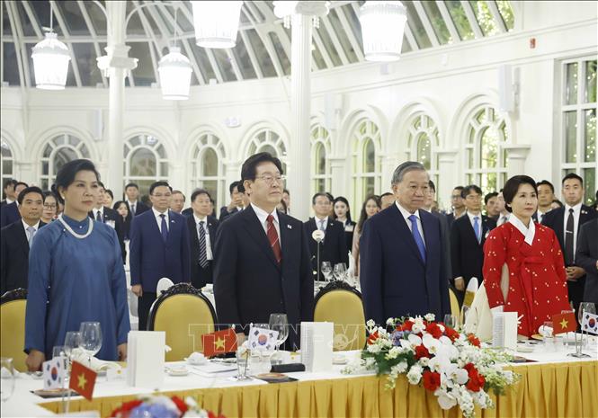 Party General Secretary and State President To Lam, RoK President Lee Jae Myung and their spouses at the banquet. VNA Photo